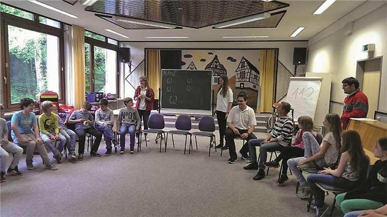 Erste-Hilfe-Training der 4. Klassen 