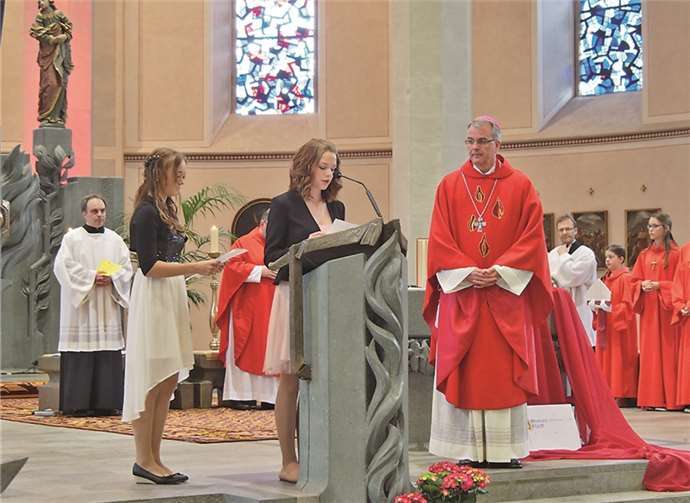 Firmspendung in Vallendar mit Weihbischof Peters