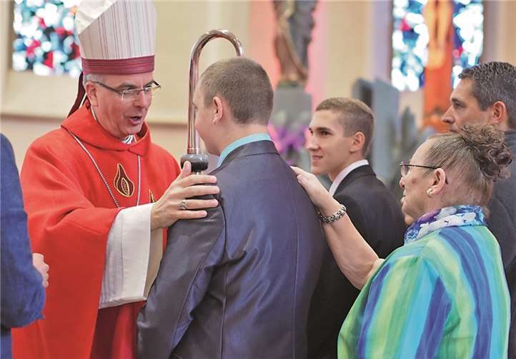 Firmspendung in Vallendar mit Weihbischof Peters 