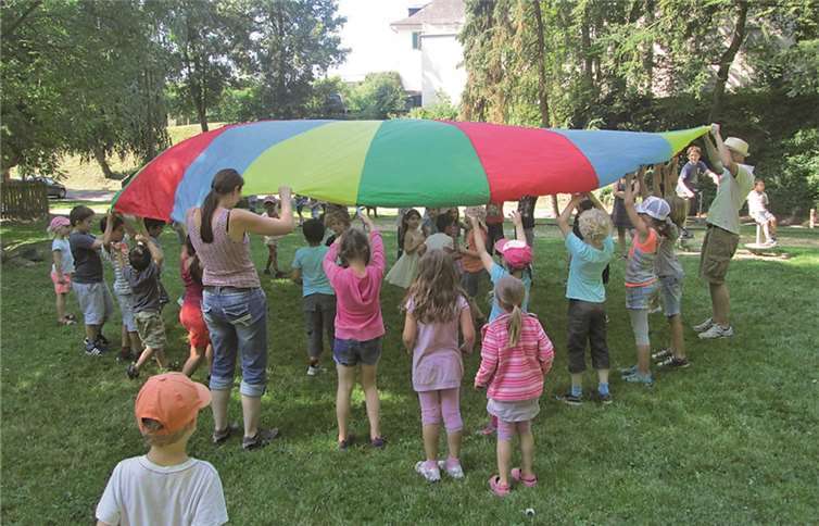 Gemeinsames Ziel war der Spielplatz im Meerbachtal