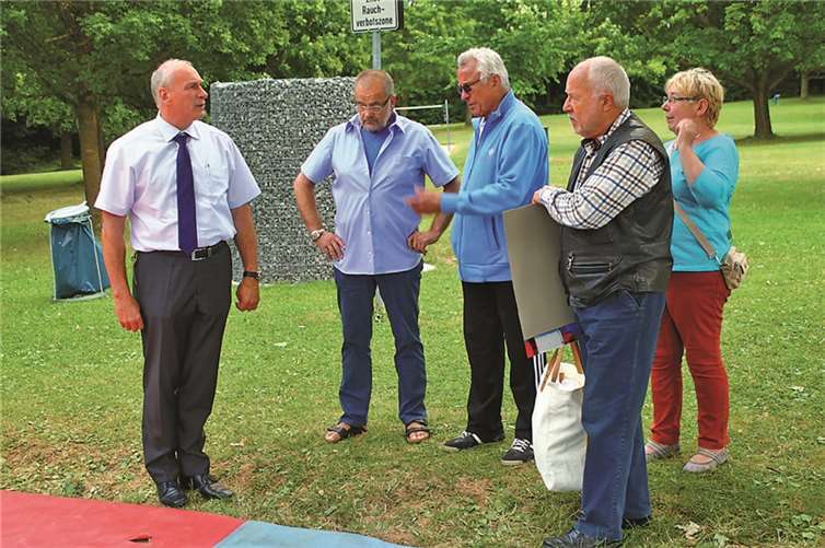 Eine Hüpfburg für die Kinder im Freibad