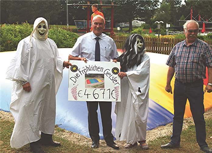 Eine Hüpfburg für die Kinder im Freibad 