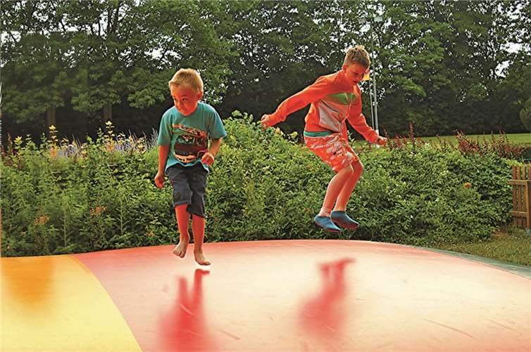 Eine Hüpfburg für die Kinder im Freibad 