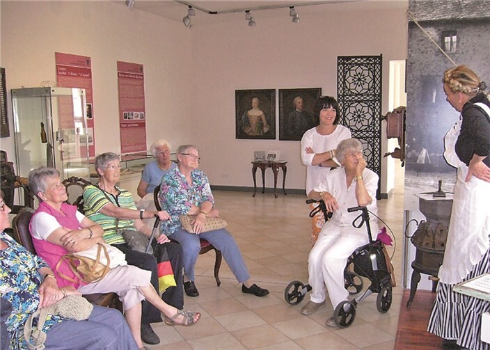 Das Dienstmädchen plauderte ungeniert