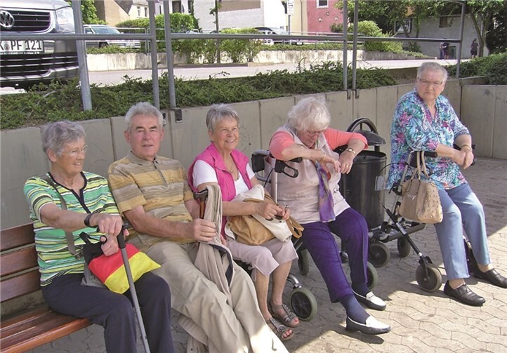 Das Dienstmädchen plauderte ungeniert 