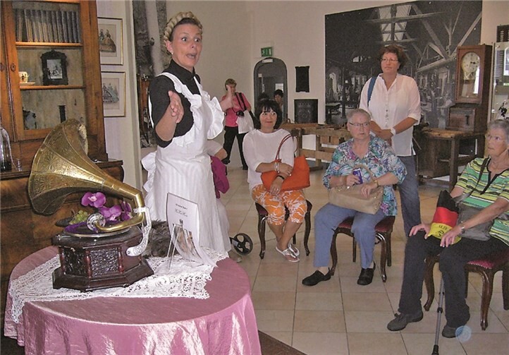 Das Dienstmädchen plauderte ungeniert 