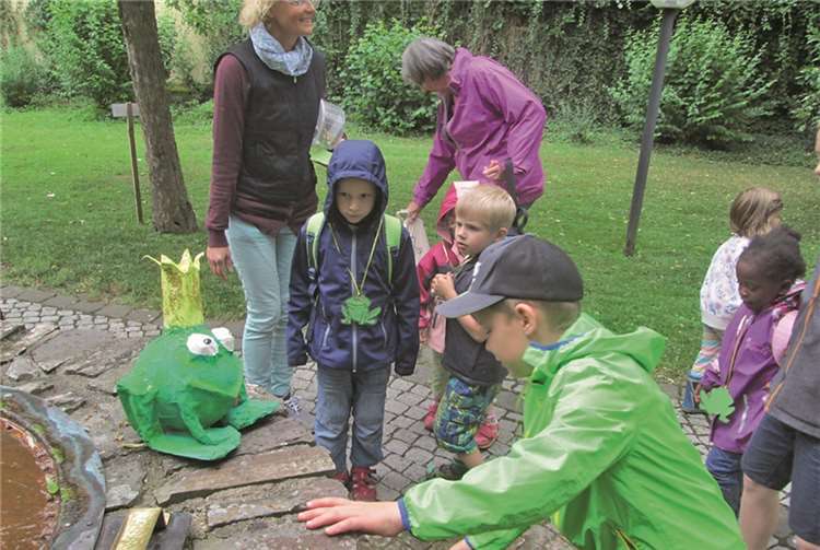 Die gelbe Stammgruppe des Kindergartenbereichs gehen ins „Fröscheland“