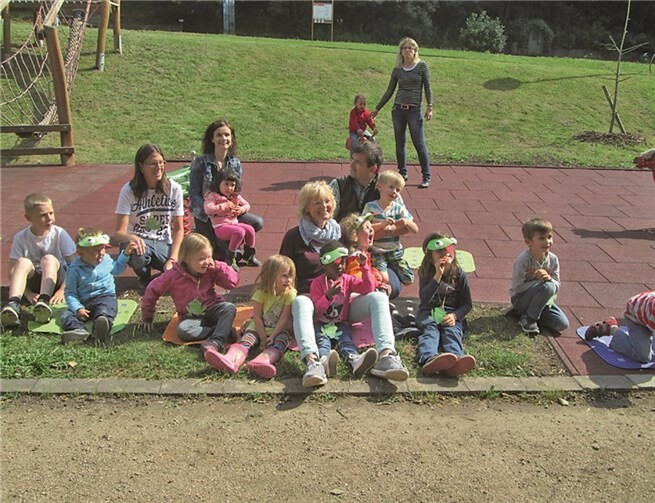 Die gelbe Stammgruppe des Kindergartenbereichs gehen ins „Fröscheland“ 