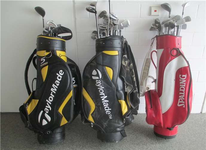 Taschen mit Golfschlägern gefunden 