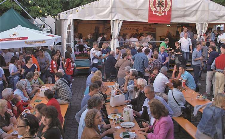 Kirmeszeit in der Mitte des Stadtteils
