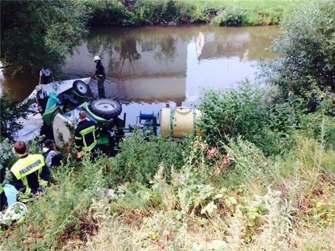 Traktorgespann rollte in die Ahr 