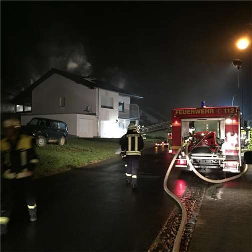 Dachstuhlbrand nach Blitzeinschlag in Lind