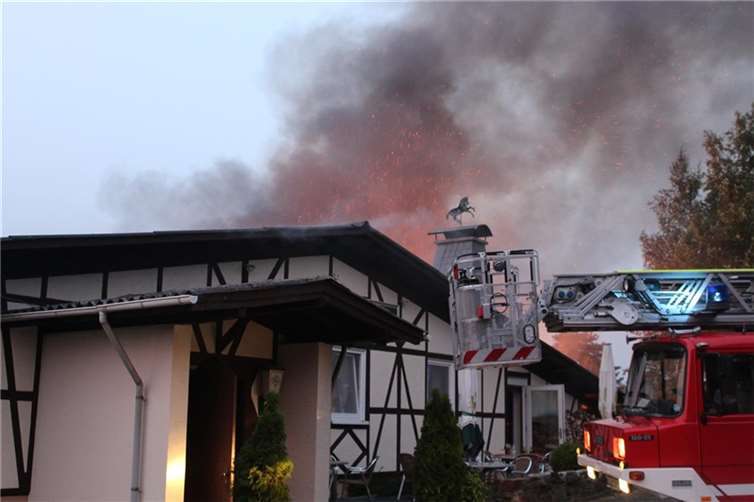 Rund 60 Kräfte bei Feuer an Reithalle im Einsatz