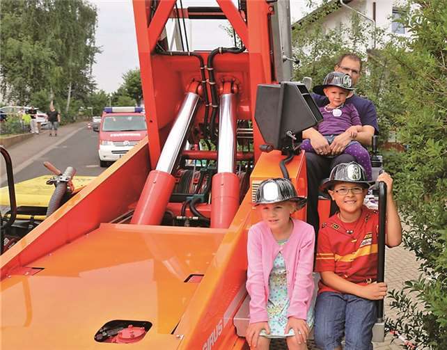 Drehleiter war der Star für die Kinder