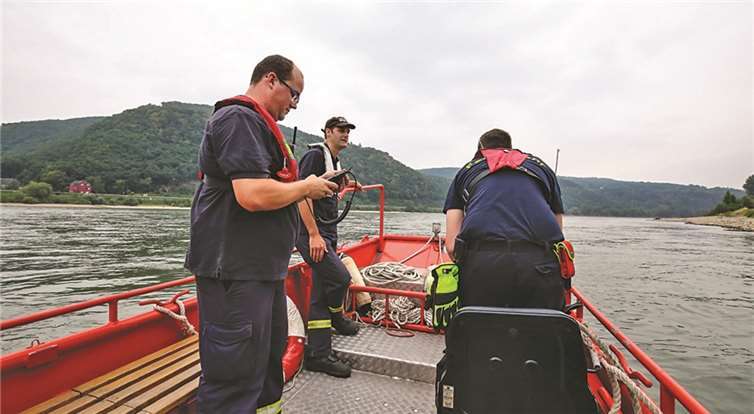 Ein Fluss in Flammen und ein Strom von Schiffen