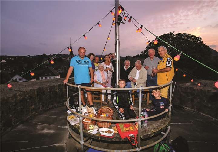 Ein Fluss in Flammen und ein Strom von Schiffen 