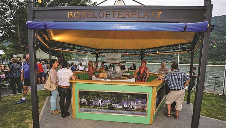 Ein Fluss in Flammen und ein Strom von Schiffen 