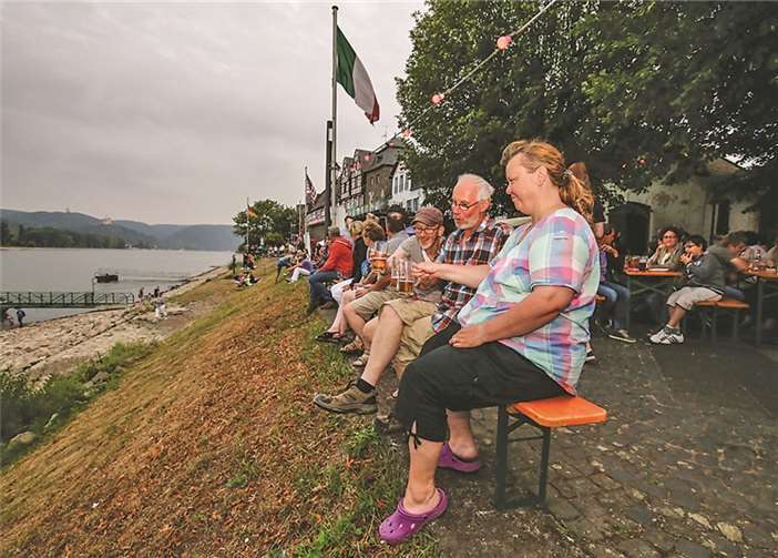 Ein Fluss in Flammen und ein Strom von Schiffen 