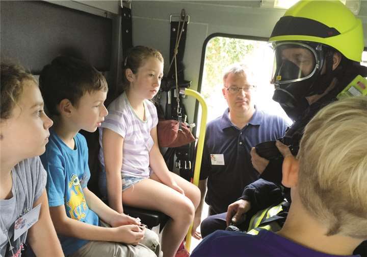 Kinder erleben die Feuerwehr