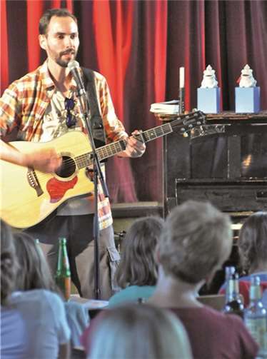 Lesende Liedermacher beim LiedStrich 