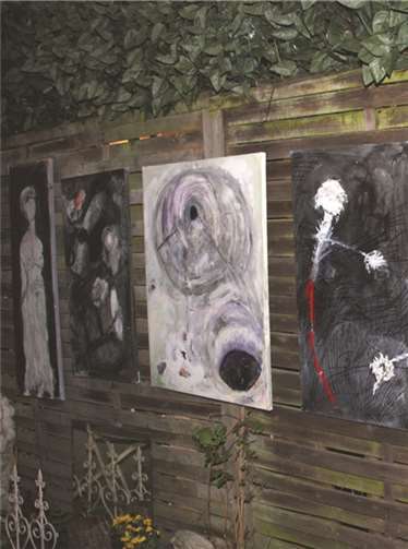 Monika Clevers Bildergarten - wo Löcher zu Kunst werden