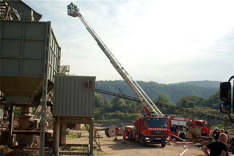 Feuer in Bad Breisiger Kieswerk 