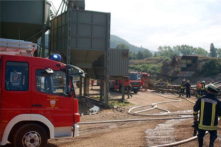 Feuer in Bad Breisiger Kieswerk 