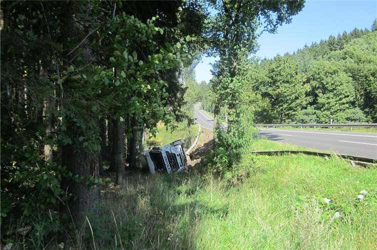 Sattelzug mit Lebensmitteln umgestürzt 