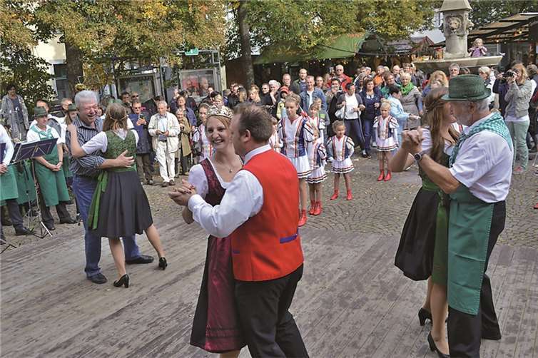 Strahlendes Trio war der Mittelpunkt des Weinfestes 