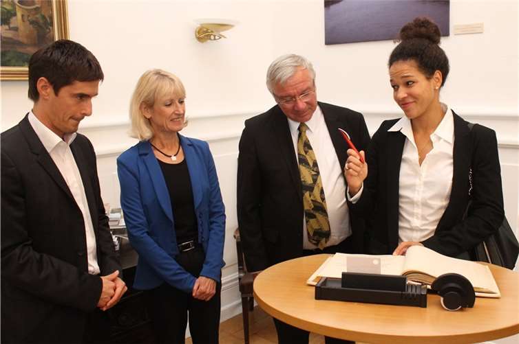 Célia Sasic ins Goldene Buch eingetragen 