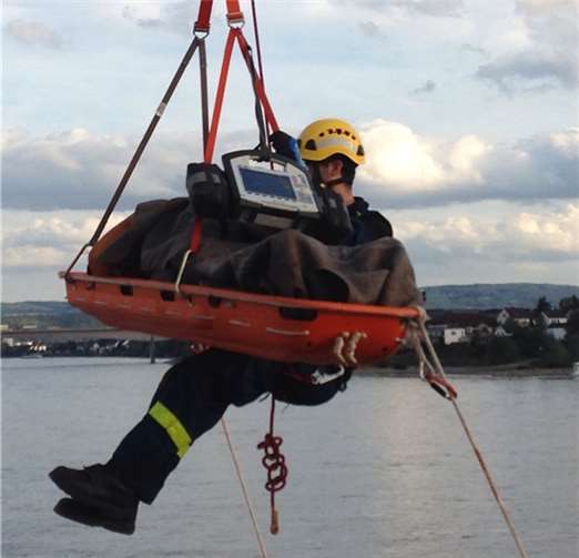 Hafenmitarbeiter aus Schiffsladeraum geborgen 