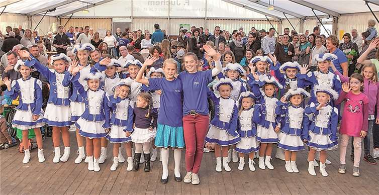 Kinderprinzessin Antonia I. regiert ihre närrischen Untertanen mit Pagin Greta