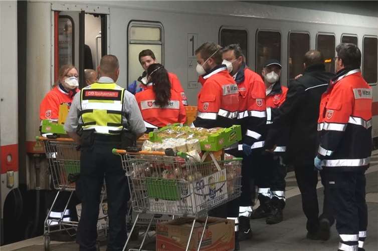 Sonderzug mit 530 Flüchtlingen zu Not-Halt gezwungen 