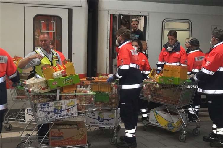 Sonderzug mit 530 Flüchtlingen zu Not-Halt gezwungen 