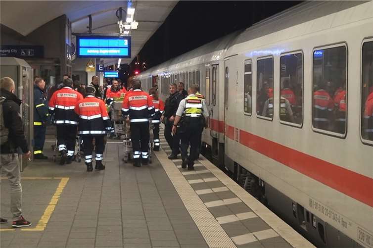 Sonderzug mit 530 Flüchtlingen zu Not-Halt gezwungen 