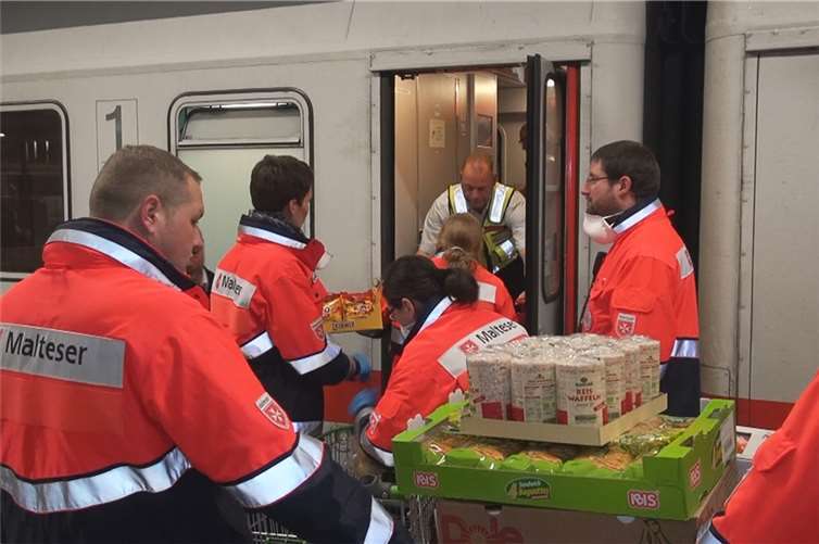 Sonderzug mit 530 Flüchtlingen zu Not-Halt gezwungen 