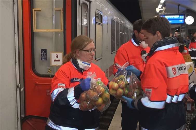 Sonderzug mit 530 Flüchtlingen zu Not-Halt gezwungen 