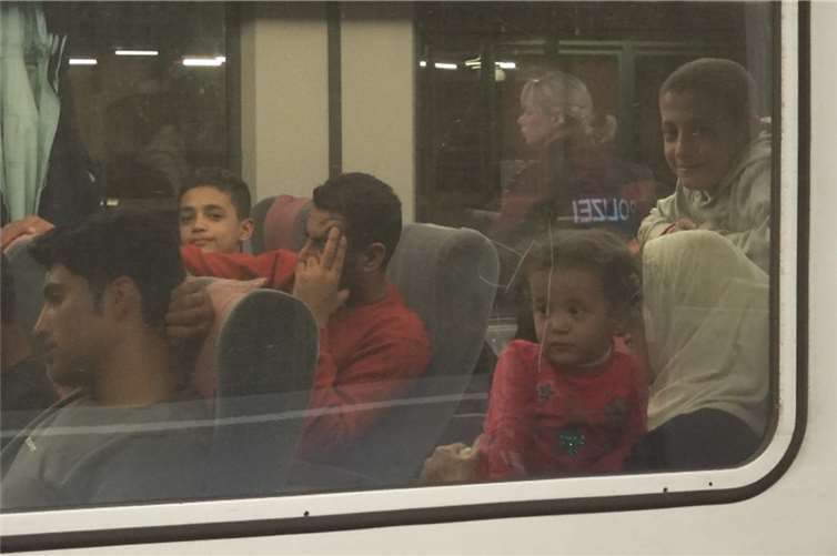 Sonderzug mit 530 Flüchtlingen zu Not-Halt gezwungen 