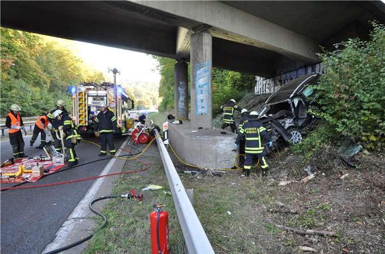 B9: PKW kollidiert mit Brückenpfeiler 
