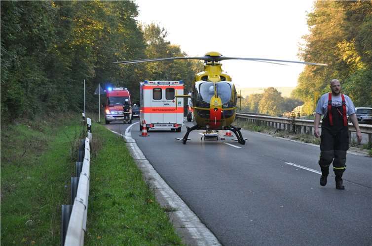 B9: PKW kollidiert mit Brückenpfeiler 