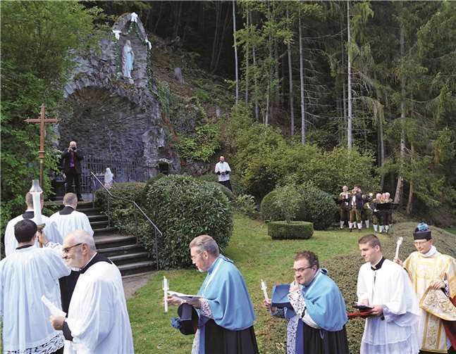 100 Jahre Lourdesgrotte mit Andacht und Prozession gefeiert 