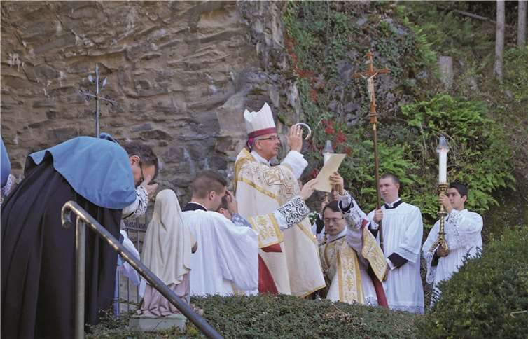 100 Jahre Lourdesgrotte mit Andacht und Prozession gefeiert 