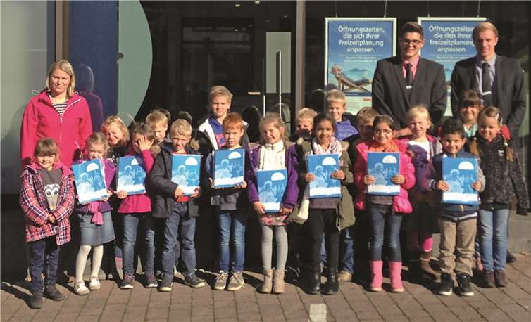 Kinder freuen sich über Heftpaktete 