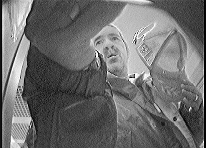 Unbekannter hob mit gestohlener Bankkarte Bargeld ab