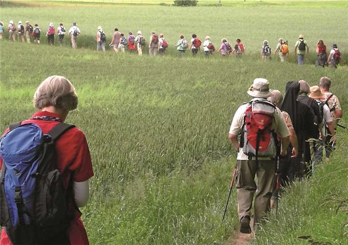 Weihbischof Jörg Michael Peters kommt zur Einweihung