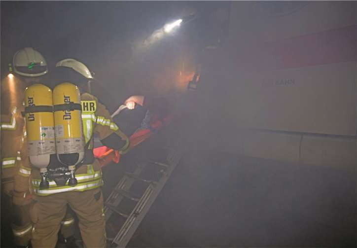 ICE entgleist im Tunnel Fernthal und gerät in Brand