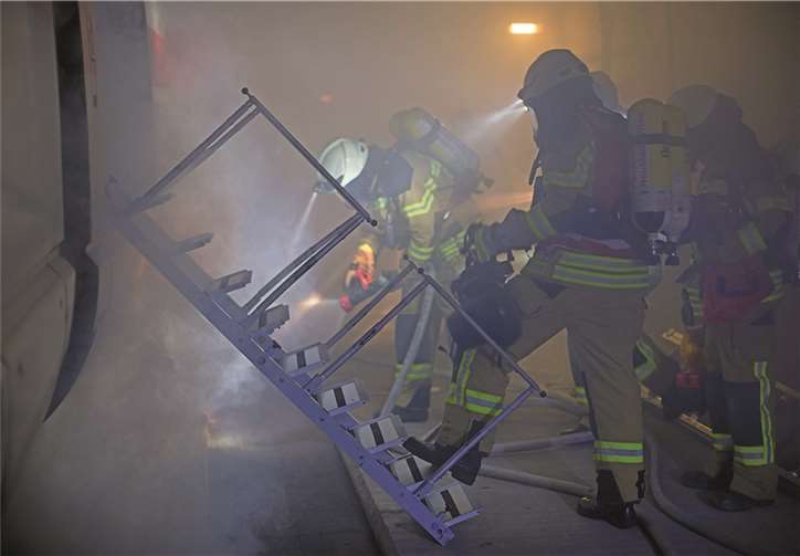 ICE entgleist im Tunnel Fernthal und gerät in Brand 