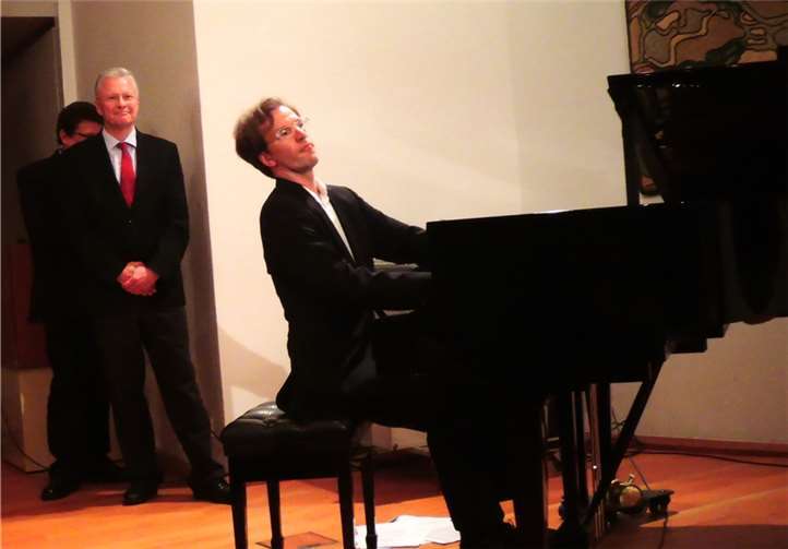 Zum Weinen schön, zum Lachen bitter 