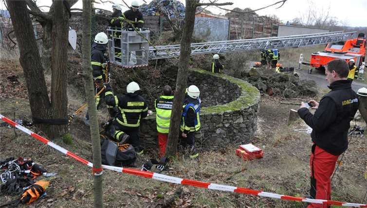 BLICK aktuell TV: Mountainbiker stürzt in Schacht 