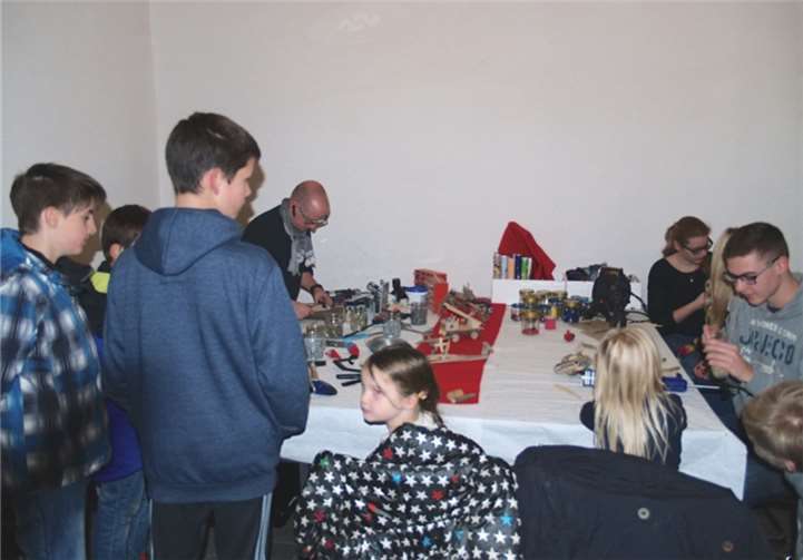 Kunstausstellung und Weihnachtsbasteleienverkauf 